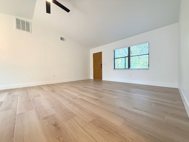 Building Photo - 3278 E Crown Dr