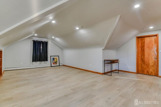 Building Photo - 737 Roseland Pl