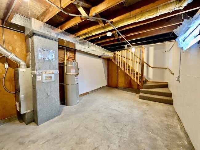 Building Photo - Spacious 2 Bedroom 1 Bathroom Unit Located in a Great Area Just a Few Blocks From The Hawthorne D...