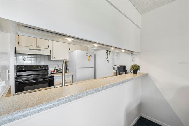 Building Photo - 2525 W Bay Dr