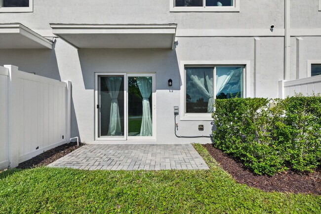 Building Photo - 608 Waters Edge Ln