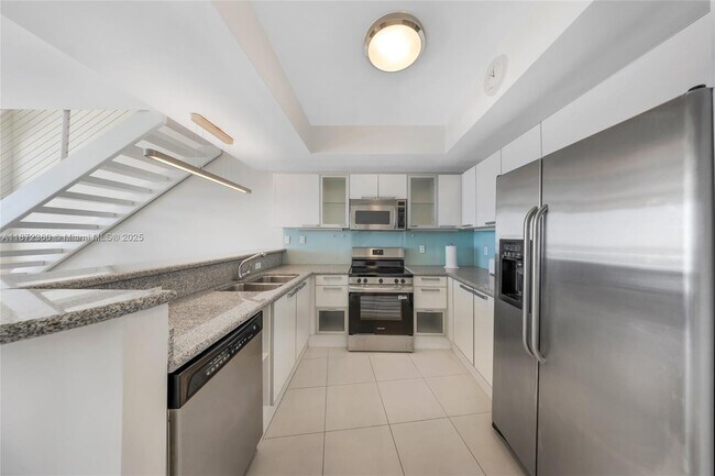 Building Photo - 2000 Bay Dr