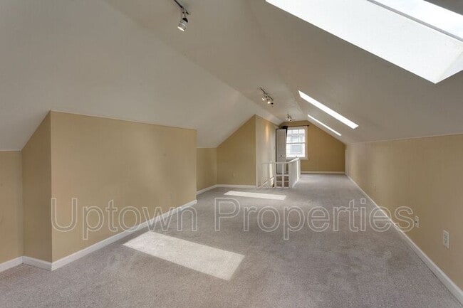 Building Photo - 1644 N Willamette Blvd