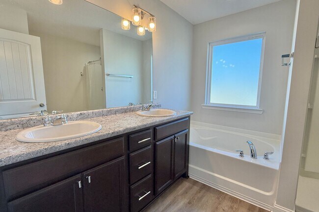 Building Photo - AVAILABLE NOW! (Pet Friendly)