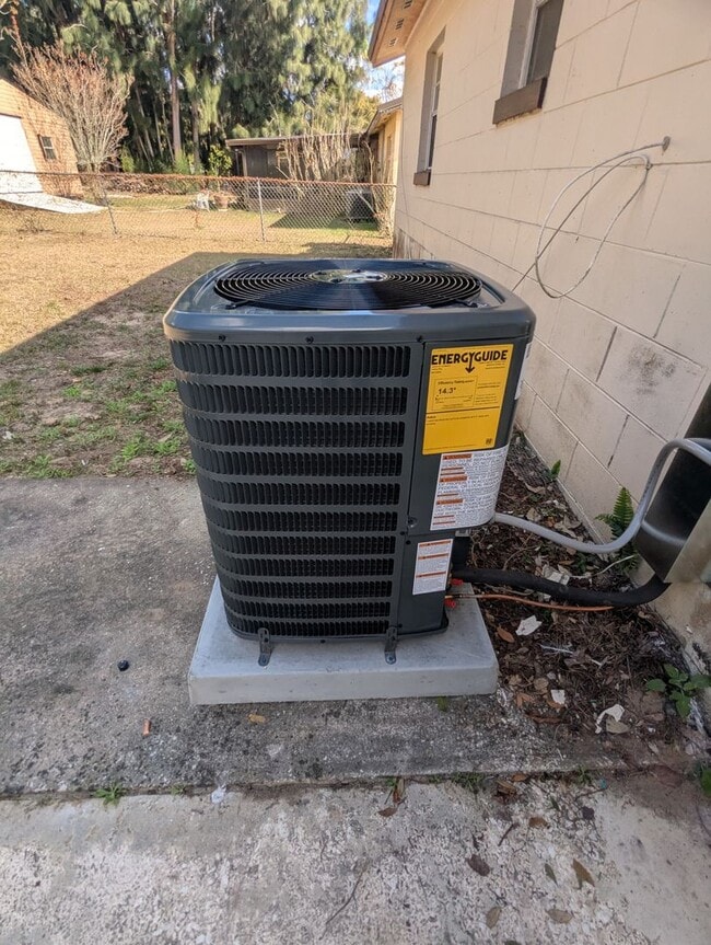 Building Photo - 3 Bedroom House For Rent, Lawncare included.