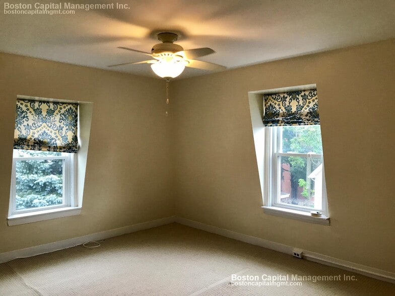 Building Photo - 674 Main St