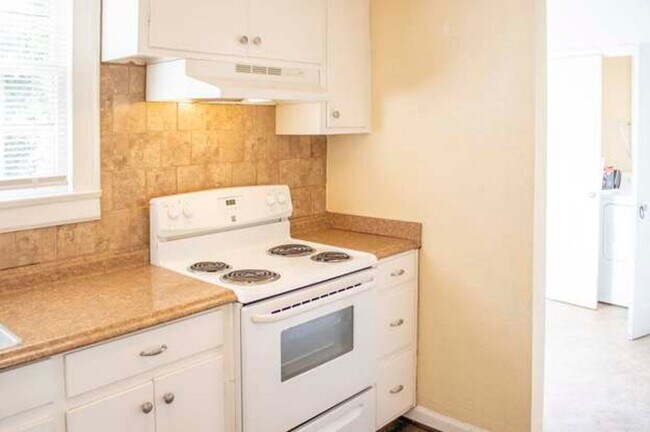 Building Photo - 2 BR/2BA | Newly Renovated Single Family Home | Additional Storage| In North Knoxville!
