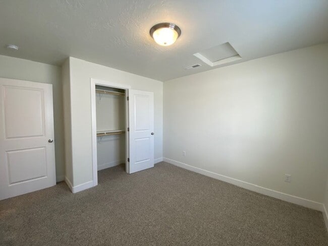 Building Photo - SPACIOUS HOME FOR RENT!