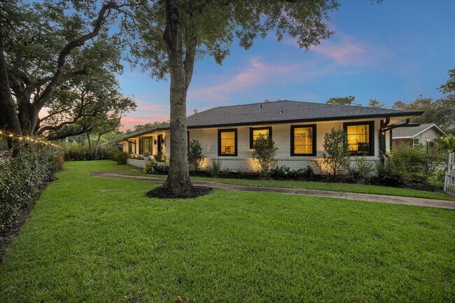 Building Photo - 8518 Westview Dr