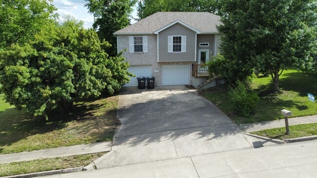 Building Photo - Charming Home in a South Columbia