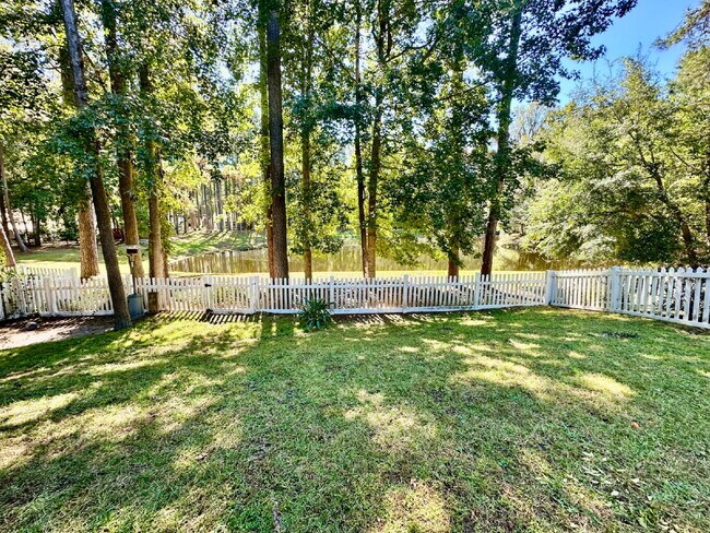 Building Photo - Three Bedroom Home in the Farm with a Lago...