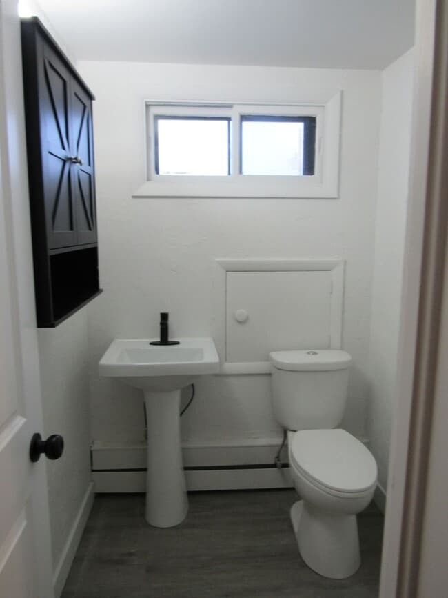 Building Photo - Updated Cape Cod 4 Bedroom Home! Heat/Water Pd!