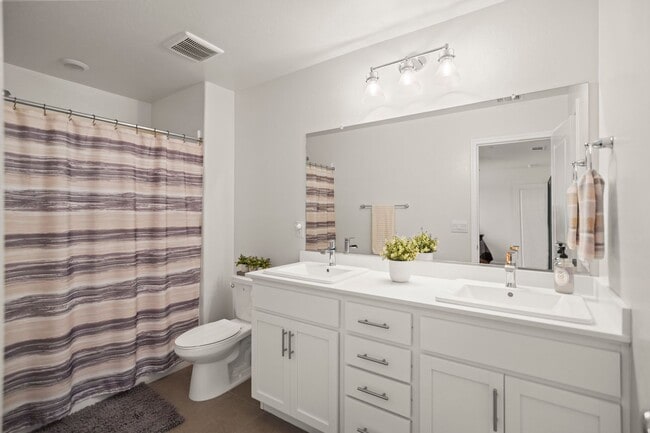 Building Photo - Multi-Generational Home!