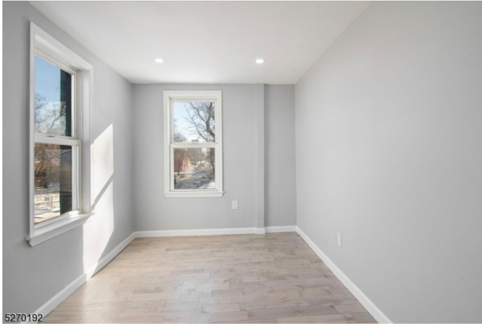 Building Photo - 21 Oak St