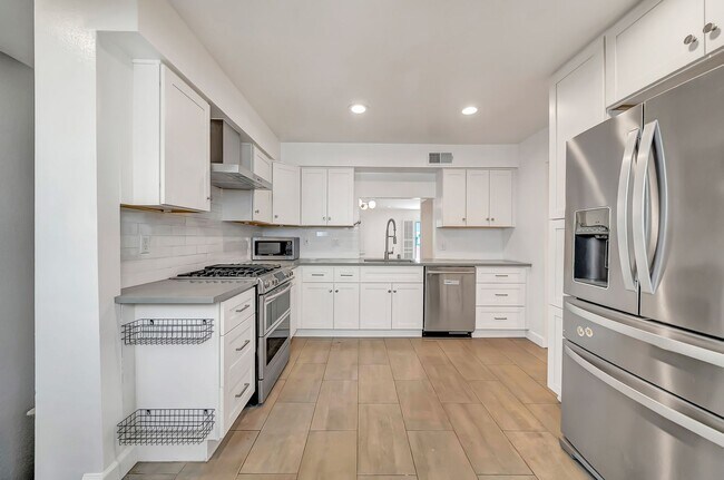 Building Photo - 4424 Coldwater Canyon Ave