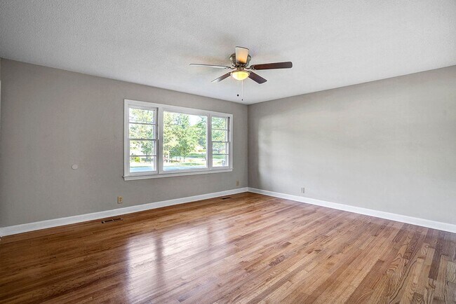 Building Photo - AVAILABLE NOW!! 4 bedroom Brick Ranch Style Home