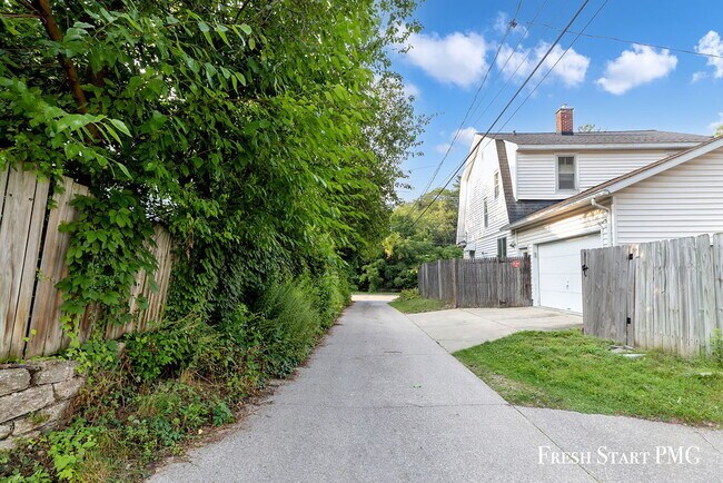 Building Photo - Spacious 3-Bedroom Haven with Sunroom & Wa...