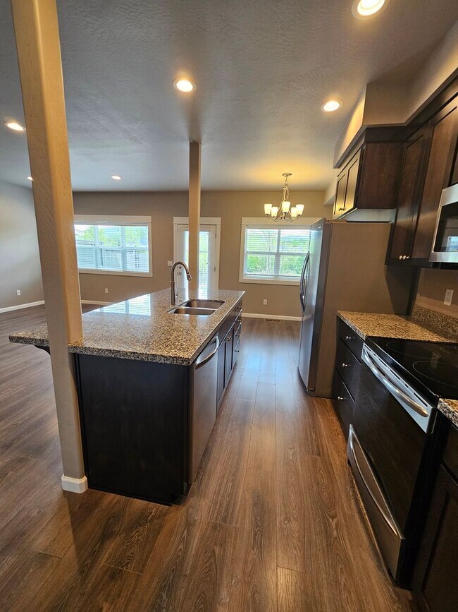 Building Photo - Beautiful Townhome in East Medford