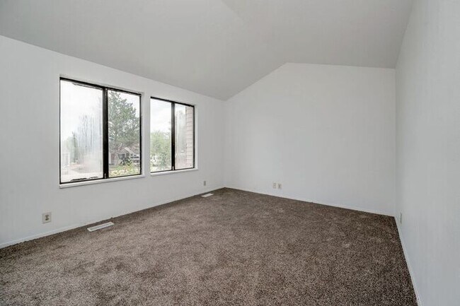 Building Photo - Spacious 2 Bedroom Duplex In West Valley City