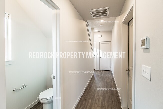 Building Photo - 303 Woodlawn Ln