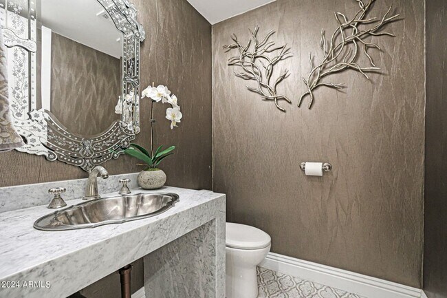 Building Photo - Beautiful custom home with backyard Oasis!