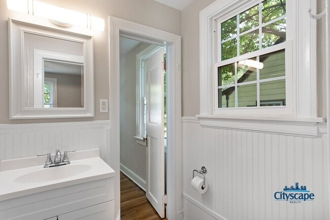 Building Photo - ADORABLE BUNGALOW NEAR MAYMONT AND JAMES R...