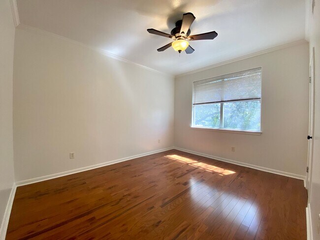 Building Photo - 3 Bedroom Townhouse Condo-North Austin!
