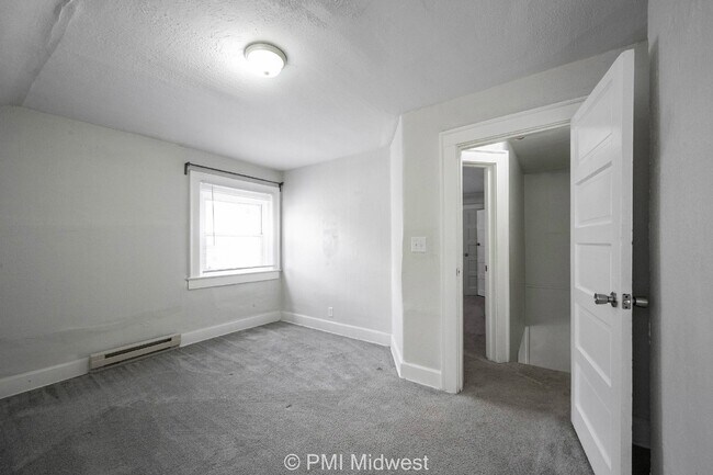 Building Photo - Charming 2-Bed, 2-Bath Duplex in Indianapolis
