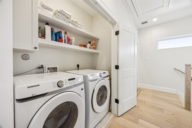 Building Photo - 1127 W 16th St