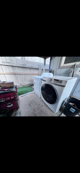 Laundry included - 2661 Newell St