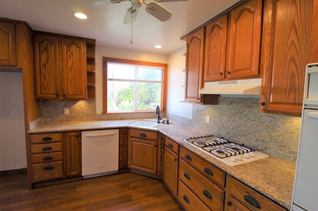 Building Photo - Quaint Midtown Ventura Home