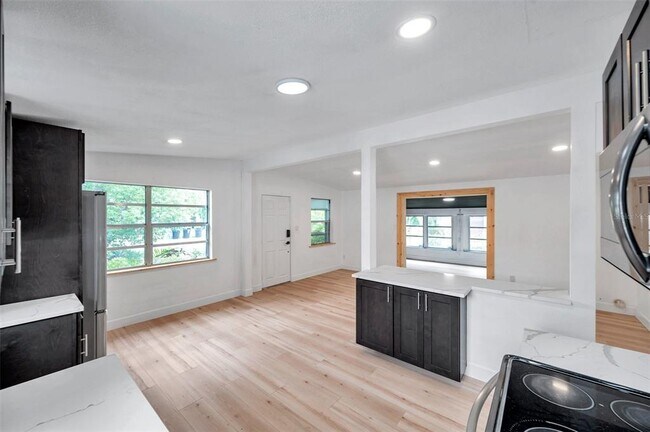 Building Photo - 209 Southeast Jefferson Cir N