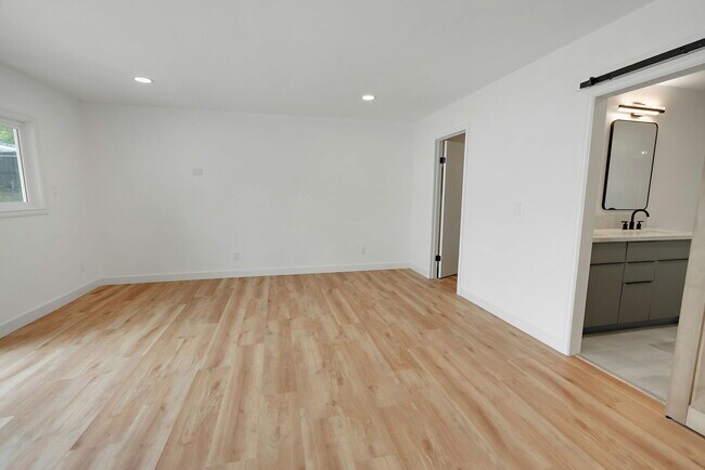 Building Photo - 5548 Irondale Ave