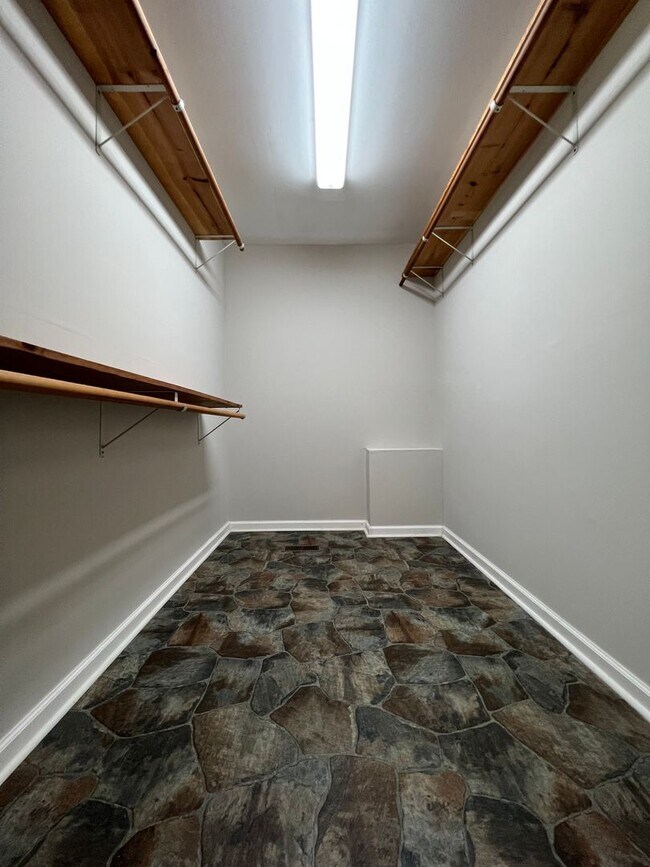 Building Photo - 805 Gardenview Dr