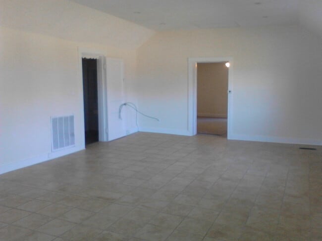 Building Photo - 205 N Cedar St