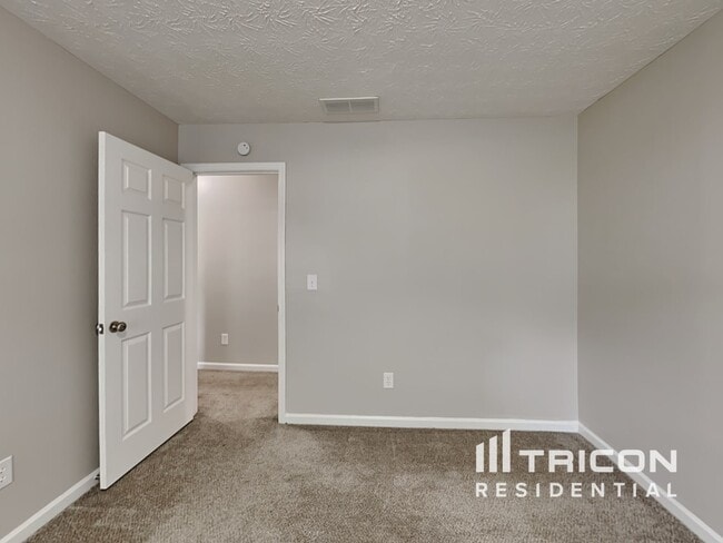 Building Photo - 347 Royal Oaks Dr