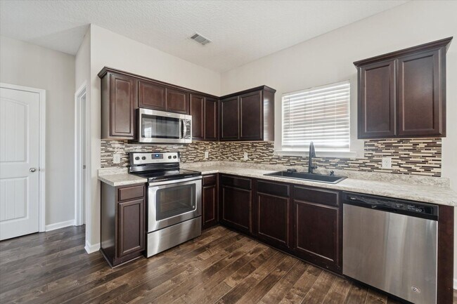 Building Photo - AVAILABLE NOW! (Pet Friendly)