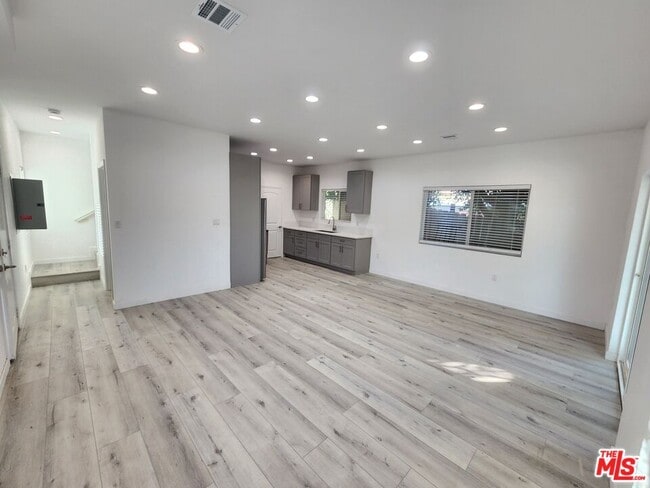 Building Photo - 11618 Balboa Blvd