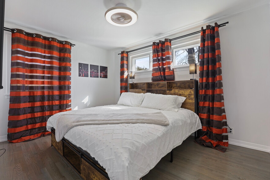 Building Photo - 1900 Pratt Ave