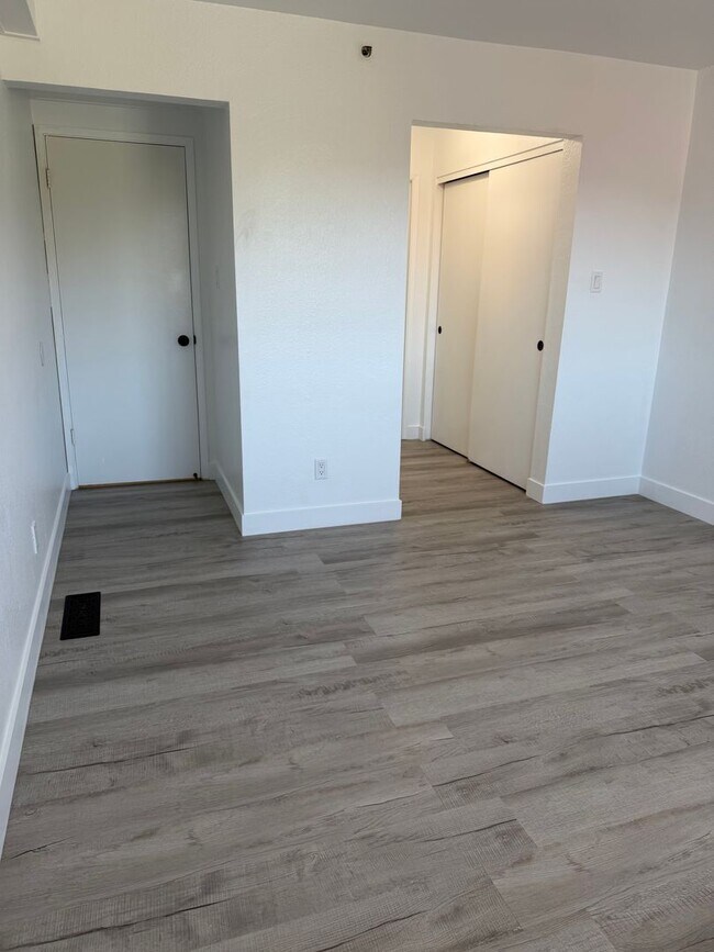 Building Photo - Beautifully remodeled 2-Bedroom, 1-Bath, 2-car tandem Condominium