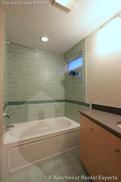 Building Photo - 132 Columbia St