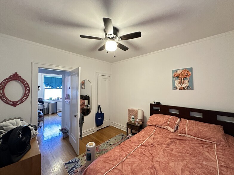 Building Photo - 1911 W Larchmont Ave