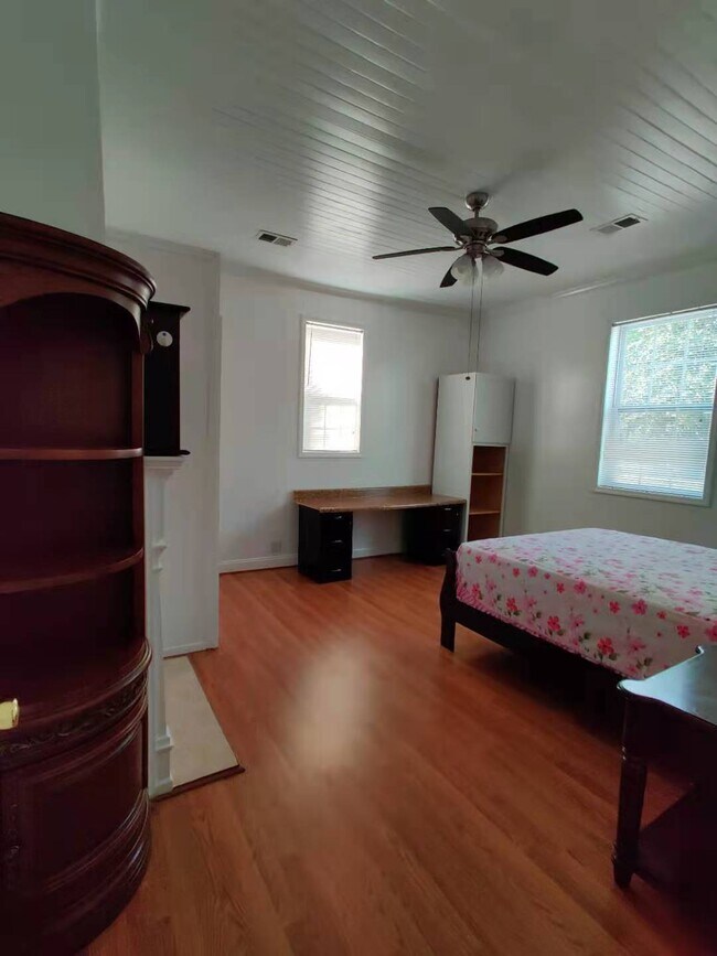 Building Photo - 1712 Jenkins St