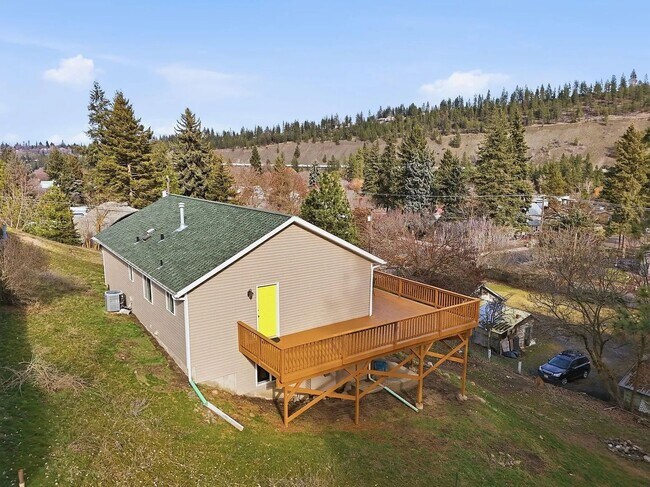 Building Photo - Spacious 4-Bed / 3-Bath South Hill Home — Views, Central A/C, Attached Garage