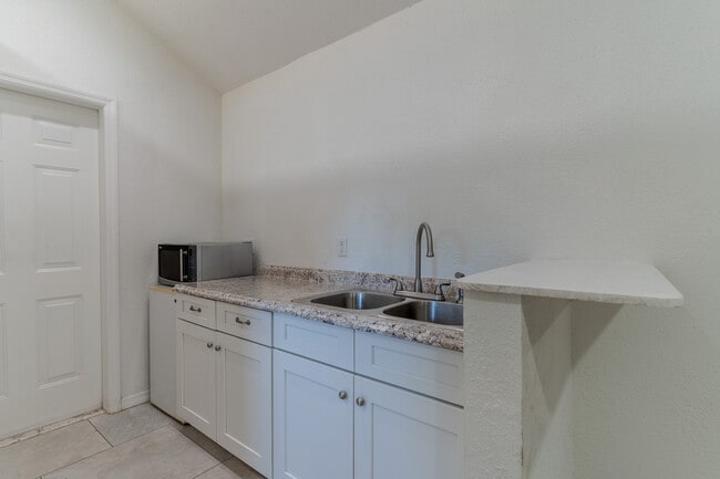 Building Photo - 608 High St