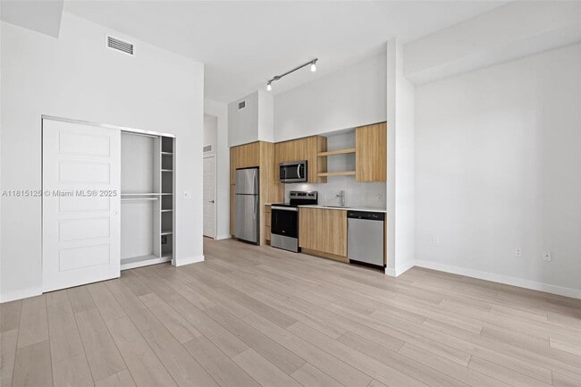 Building Photo - 555 NE 8th St