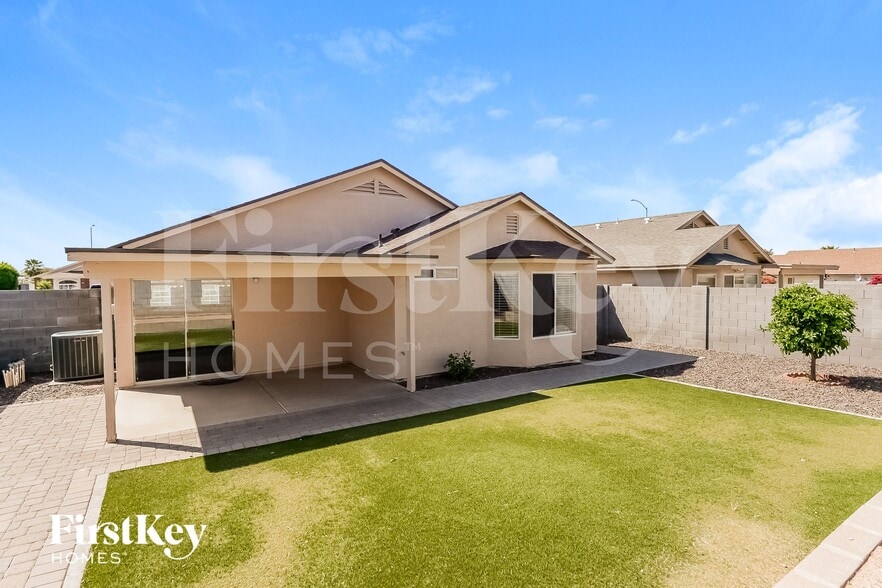 Building Photo - 8518 E Clovis Ave