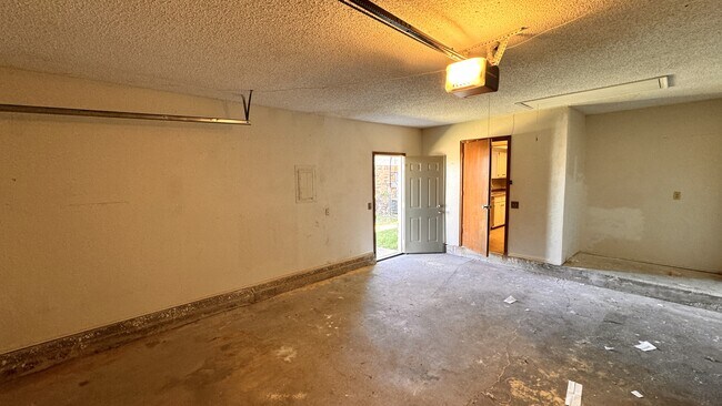 Building Photo - 812 SE 15th St