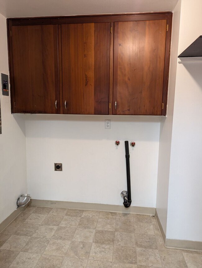 Building Photo - Freshly Updated 3 Bedroom 1 bath Home with Garage, Fenced Yard & Pet Friendly!