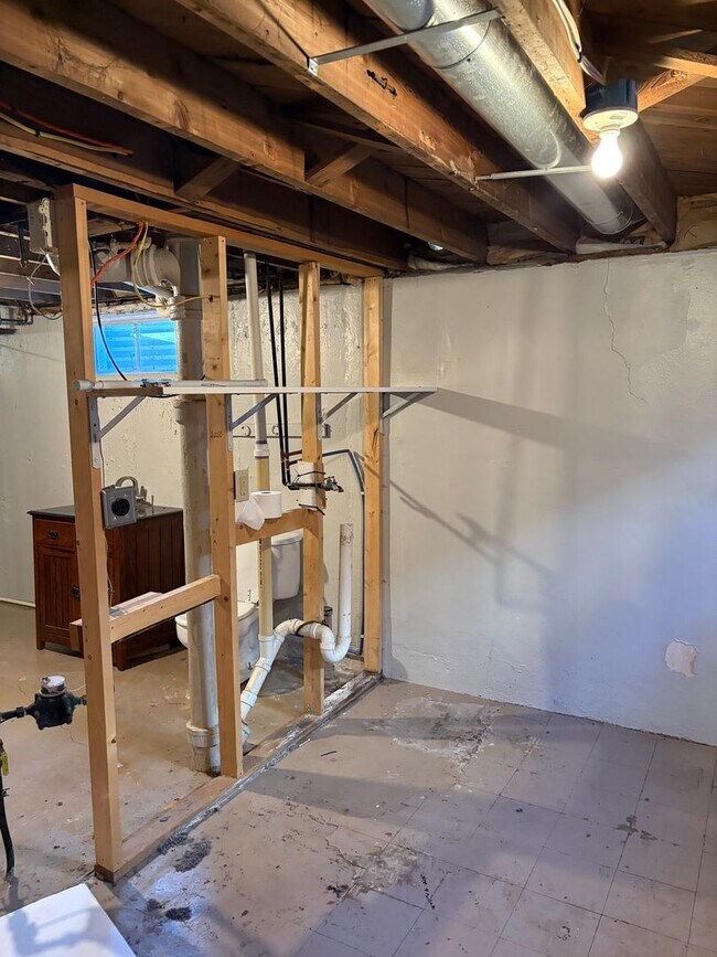 Building Photo - 2 Bedroom House!